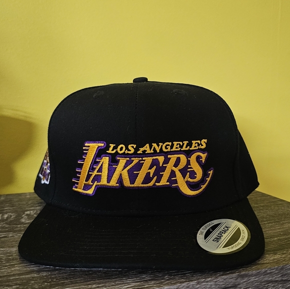 Los Angeles Lakers Black Snapback Hat - Picture 1 of 4